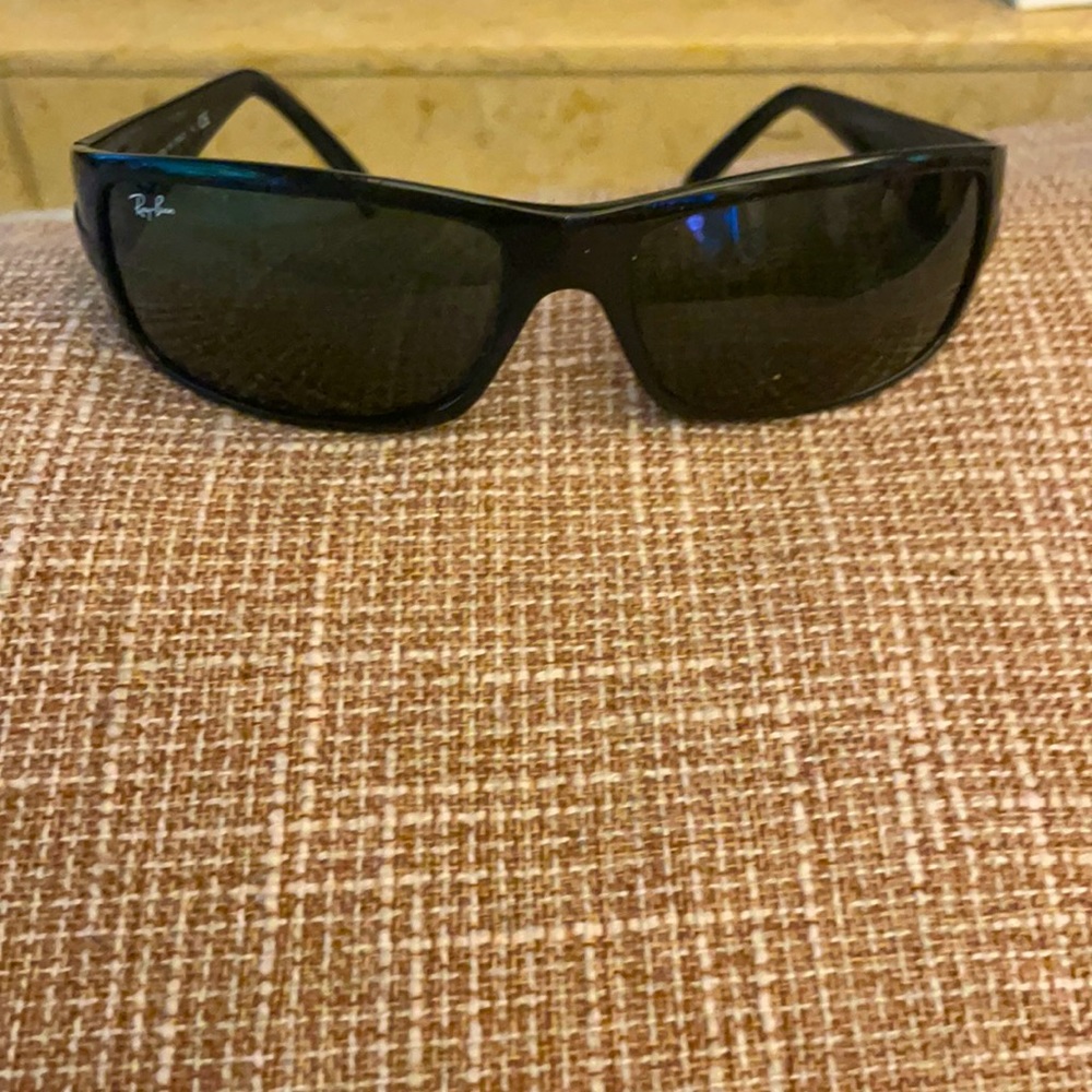 Stylish classic Raybans lightly worn-no scratches.